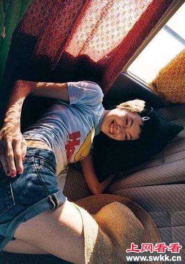 日本婆婆为儿媳拍性感写真(组图)