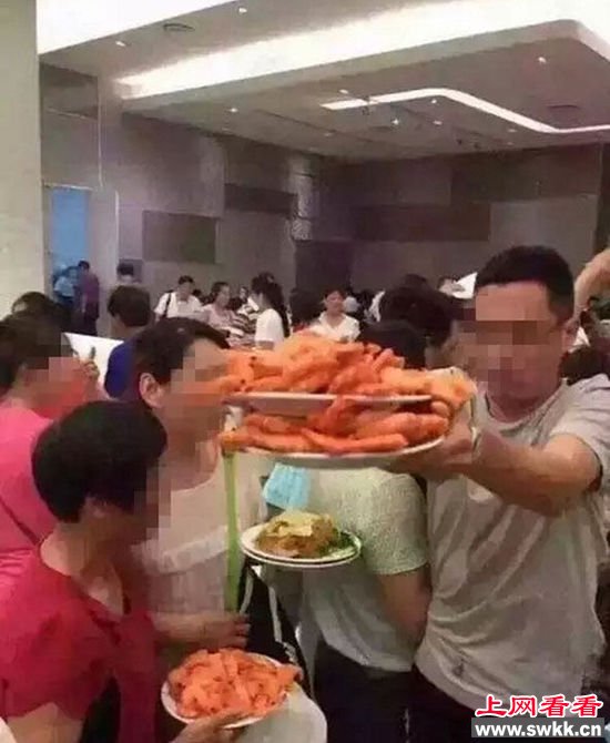 网友评论.范峻_kelvin：所以尤其是到泰国旅游，绝对不能选国人多的地方，比如普吉岛一定不能选芭东，去了必后悔。LemonTree1006：实际情况就是这样，跟没吃过是的，就是抢。咱这儿真没到全民旅游的境界，刚解决吃饱饭问题，教育跟不上，再有钱有什么用，到哪儿都是丢人现眼！[!--empirenews.page--]