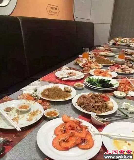 虽说这自助餐是随便人家吃多少,但拿来的食物却不吃完,而是浪费丢弃在哪里?这样真的好吗?