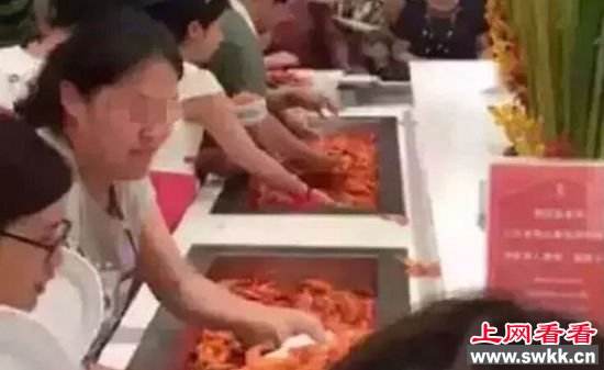 一盘又一盘抢来的大虾，装得满满的，不知道吃的掉吗？[!--empirenews.page--]