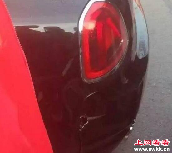 劳斯莱斯左侧尾部被撞开一个口子。图片来自网络