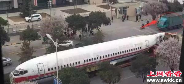 图为飞机横堵在街头。