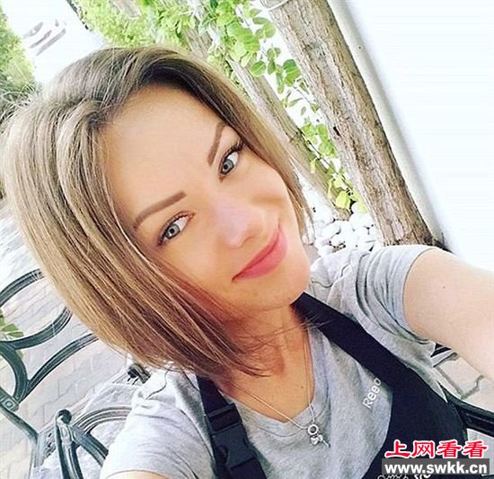 女乘客坠机前自拍成绝照：露出微笑表情
