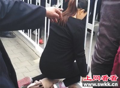 28日,陕西米脂县一女子脖颈卡防护栏后死亡。视频截图