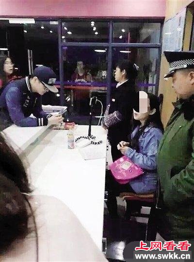 斗鱼女主播混入女生宿舍 全程实况直播遭痛批（组图）