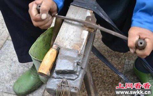 妻子半夜坐其床前磨刀 怀疑丈夫婚内出轨
