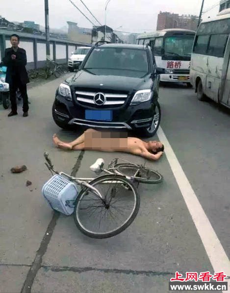 男子脱光街头裸体碰瓷