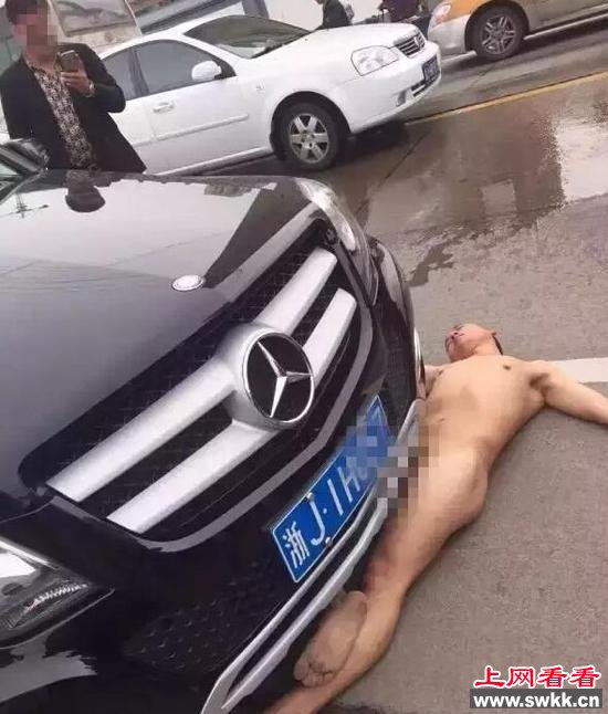 男子脱光街头裸体碰瓷