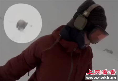 自拍不知被黑熊追仍滑雪自拍