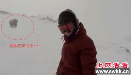 自拍不知被黑熊追仍滑雪自拍
