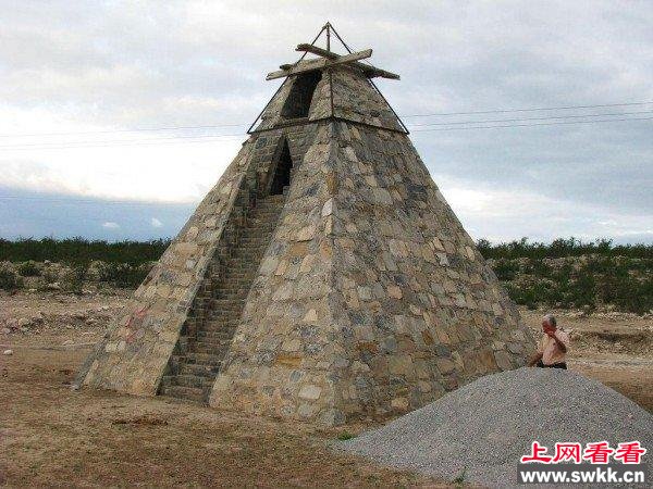 墨西哥农民自建7米高金字塔 称受外星人指示而建