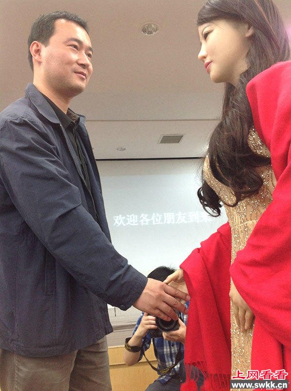 中国首台特有体验交互美女机器人问世