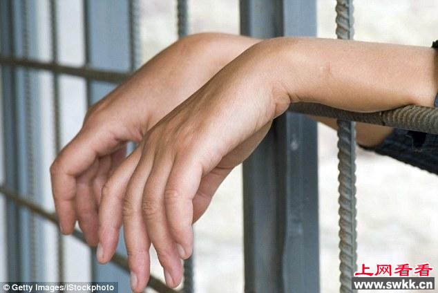 变性女小偷被关入男子监狱4年来惨遭强暴2000次