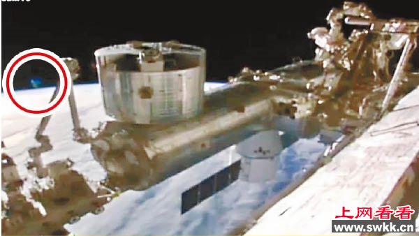 NASA直播视频现不明飞行物体 画面中断