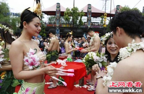 杭州20对90后情侣集体雨中裸婚