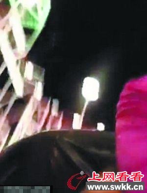 男童掉落到过山车的甲板上。