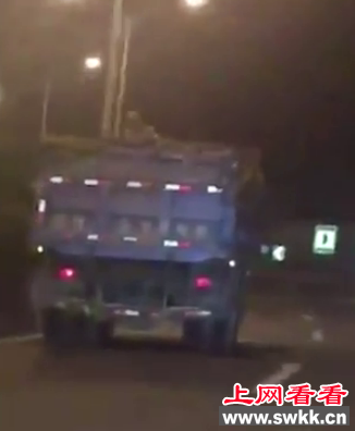 货车深夜拉“干尸”吓坏乘客 系“鬼屋”道具