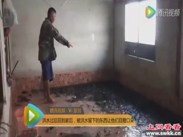 目瞪口呆！洪水过后 房间一角堆满黑色物体惊呆众人