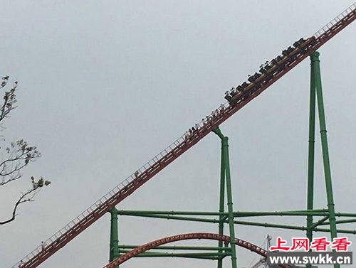 过山车故障16名游客悬在70米