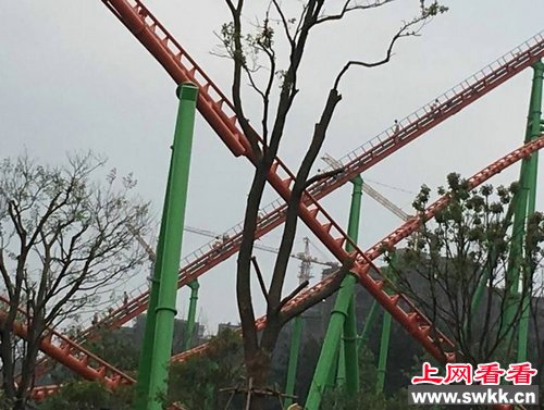 过山车故障16名游客悬在70米