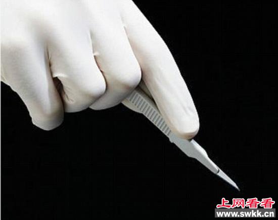 一次外生殖器变性手术主要包括去除阴茎及睾丸，创建人造阴道，包括构建能够触发性快感的人造阴蒂以及大小阴唇结构