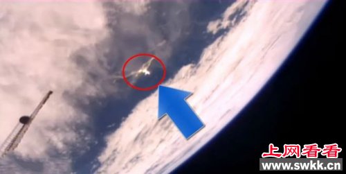 太空站拍到UFO亮光大气层外消失