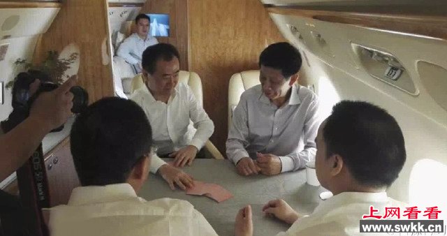 王健林私人飞机内直播斗地主