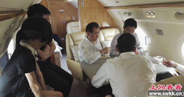 王健林私人飞机内直播斗地主
