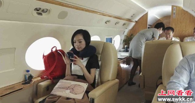王健林私人飞机内直播斗地主
