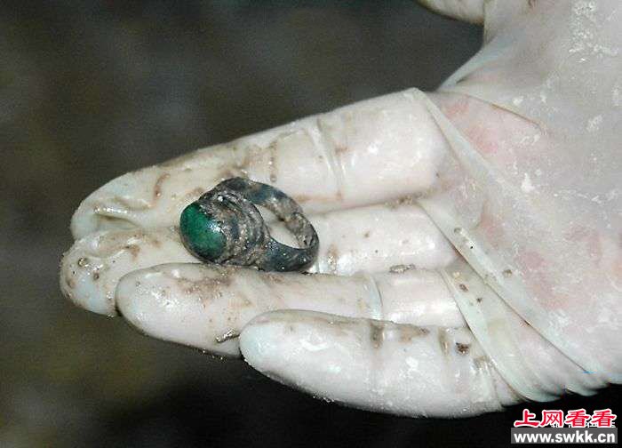 工地挖出700年前神秘木箱，工人撬开一看拔腿就跑……