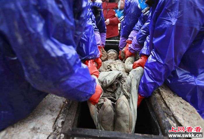 工地挖出700年前神秘木箱，工人撬开一看拔腿就跑……