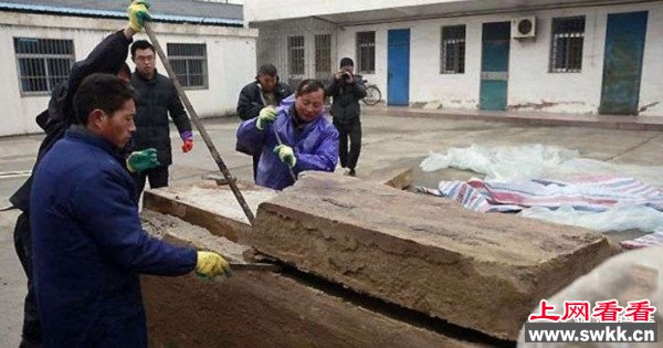 工地挖出700年前神秘木箱，工人撬开一看拔腿就跑……