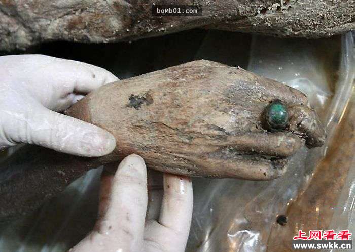 工地挖出700年前神秘木箱，工人撬开一看拔腿就跑……