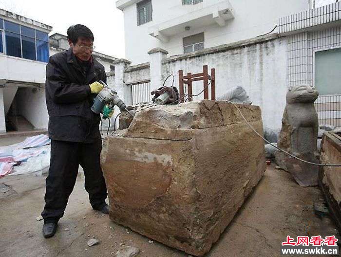 工地挖出700年前神秘木箱，工人撬开一看拔腿就跑……