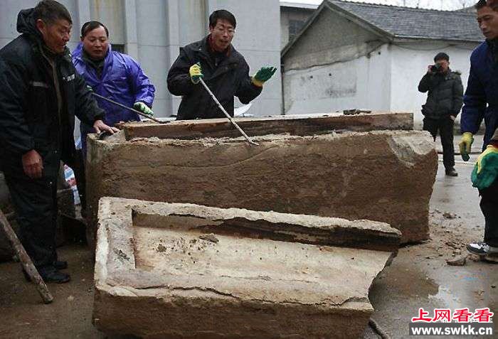 工地挖出700年前神秘木箱，工人撬开一看拔腿就跑……