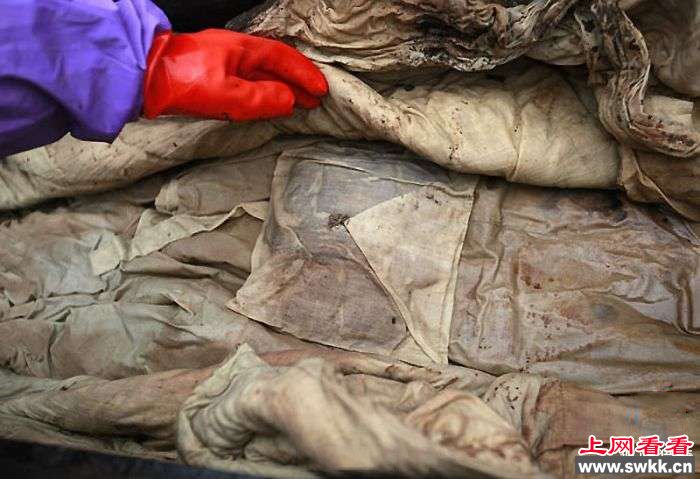 工地挖出700年前神秘木箱，工人撬开一看拔腿就跑……