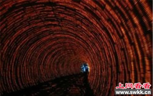 南极发现神秘外星巨人 身高竟达30米！