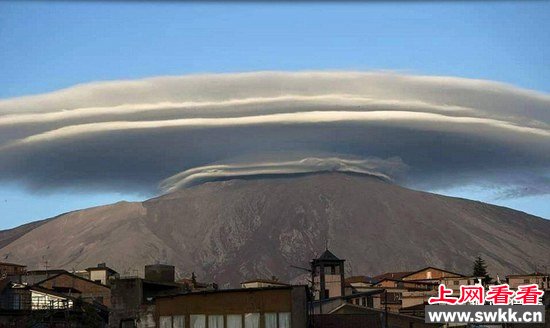 火山口现巨型飞碟云 场面骇人如末日