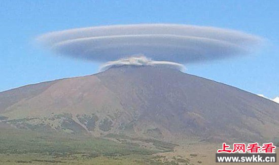 火山口现巨型飞碟云 场面骇人如末日