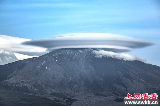 火山口现巨型飞碟云 场面骇人如末日