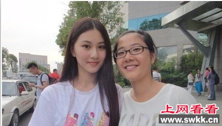 千万不要和比你好看的人拍照，有图有真相！