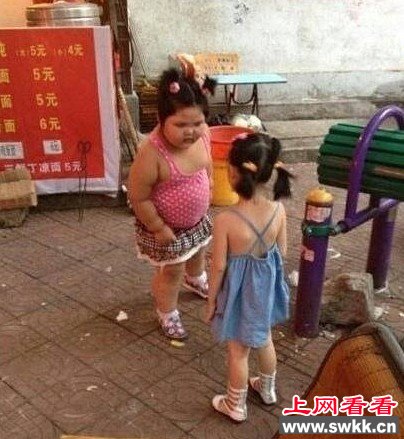 千万不要和比你好看的人拍照，有图有真相！