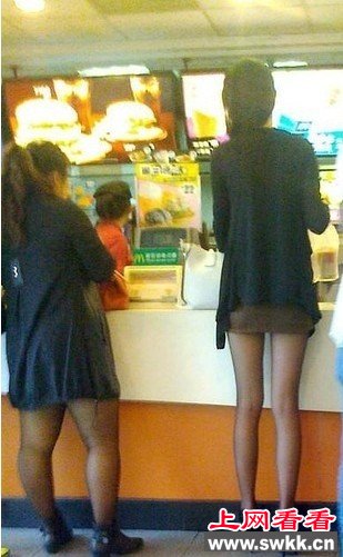 千万不要和比你好看的人拍照，有图有真相！