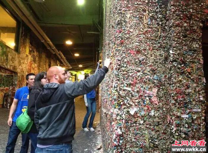 世界奇闻：最恶心的口香糖粘贴成墙竟成为旅游景区