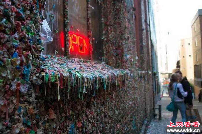 世界奇闻：最恶心的口香糖粘贴成墙竟成为旅游景区