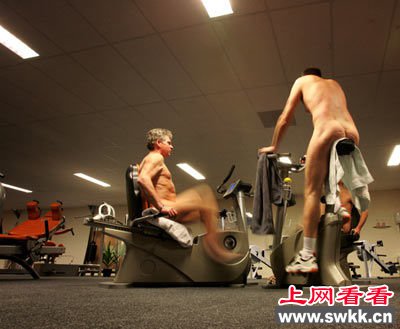 世界奇人奇事之一丝不挂练健身