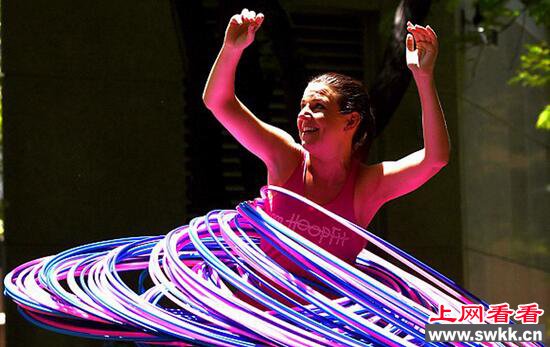 澳洲一女子转起181个呼啦圈 创世界纪录
