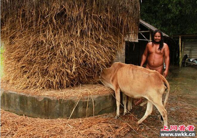 印度奇葩裸男 裸体40年竟因对衣物过敏