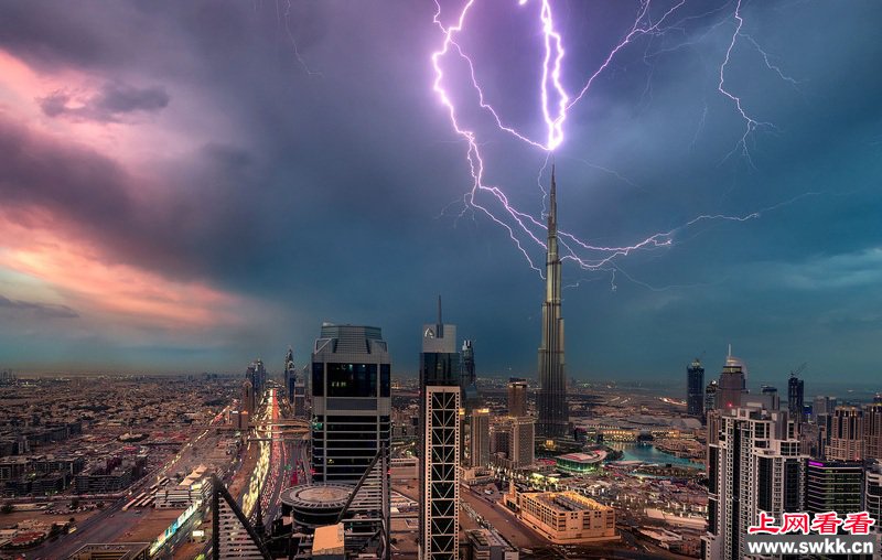 摄影师捕获闪电击中迪拜塔塔顶一幕 画面震撼