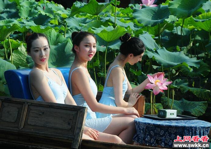 美女采莲大秀好身材 男人神往女人羡慕!